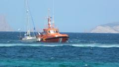 Velero argentino desaparecido arriba remolcado a puerto de sur de Brasil